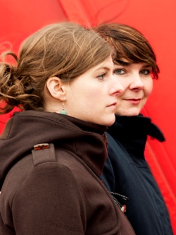 „Erdbeerblumen auf Haferstroh“  Lyrikperformance & audiovisuelle Interaktion mit Daniela Rieß und Lisa Sommerfeld