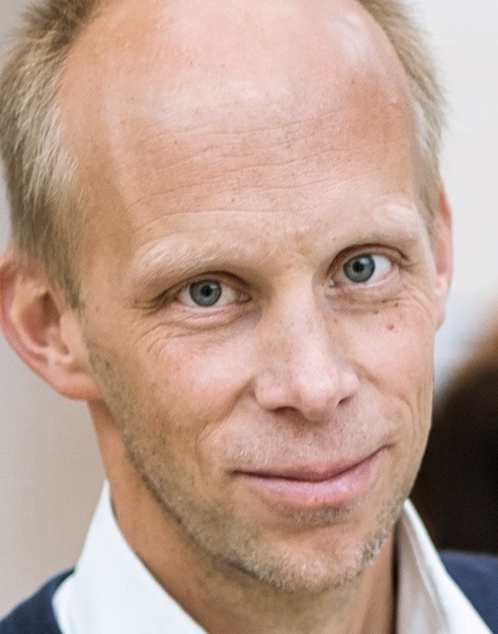 DIE KANZLERIN. EINE FIKTION  Konstantin Richter erfindet Angela Merkel Reihe „Aus den Fugen“